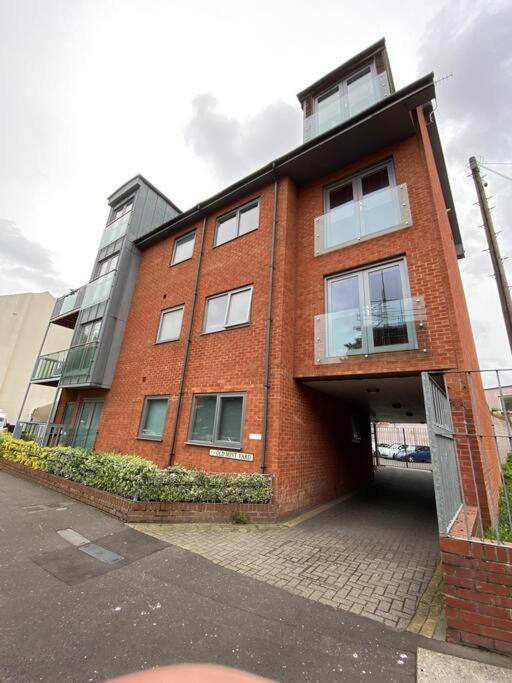 Spacious 1 Bedroom In Centre 9a
